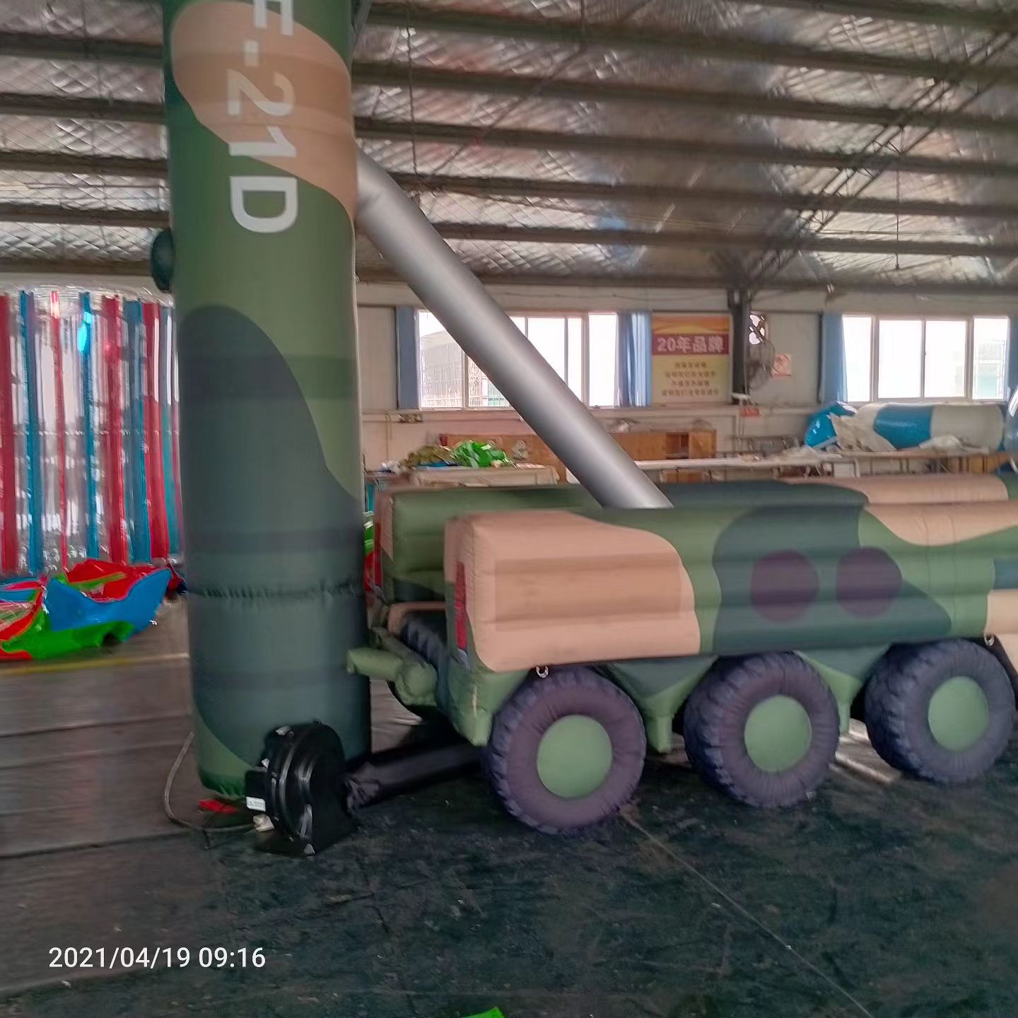 阿勒泰军事演习中的充气目标车辆：模拟发射车雷达车坦克飞机